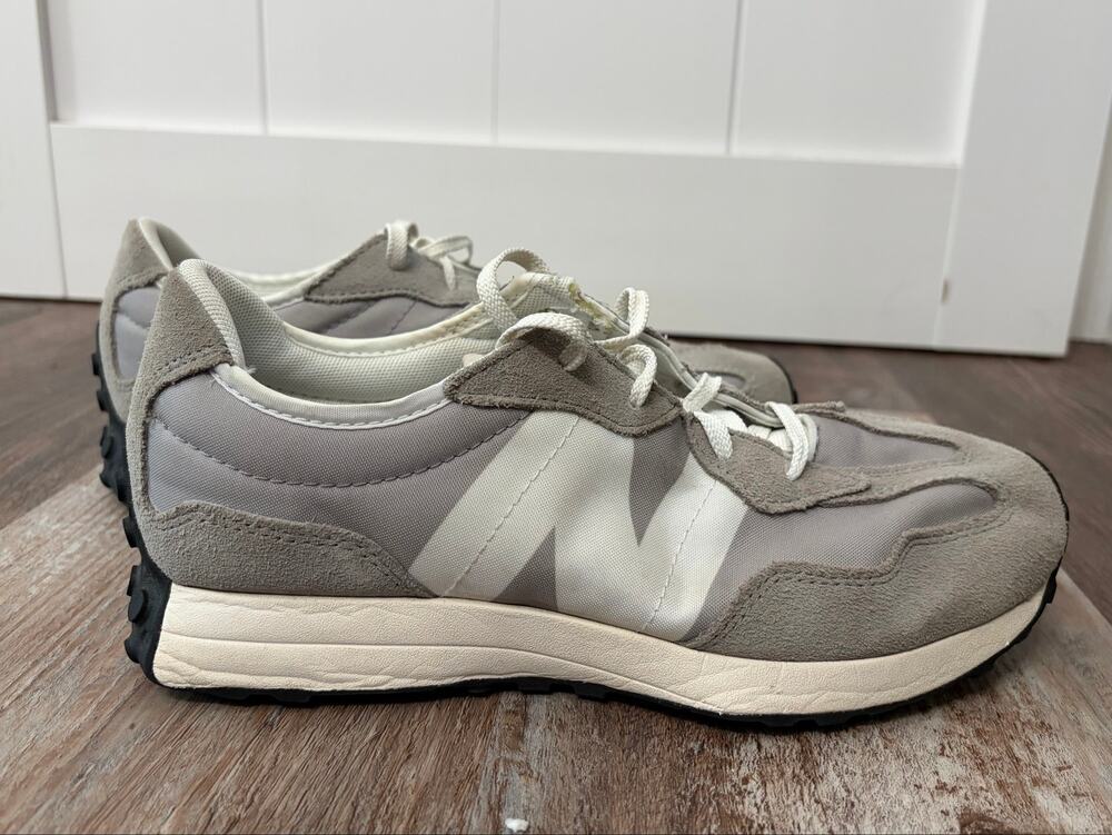 New Balance 327 sneakers in gray Youth size 7/Women’s 8.5
